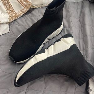 Black boots very comfortable Steve Madden only worn on time